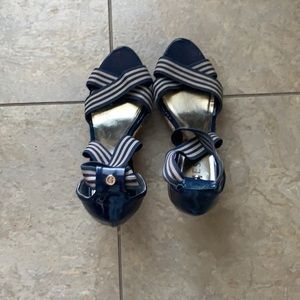 Guess high heeled platform pumps​
